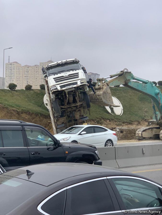 Bakı-Sumqayıt yolunda gərgin anlar yaşandı - Maşın havada qaldı (FOTO)