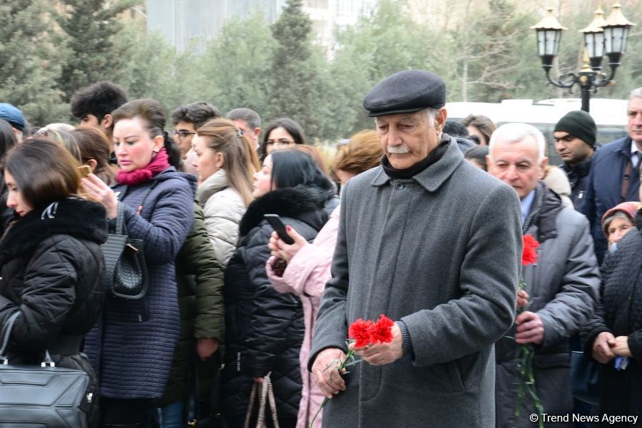 Azərbaycan ictimaiyyəti Xocalı soyqırımı qurbanlarının xatirəsini yad edir (FOTO)