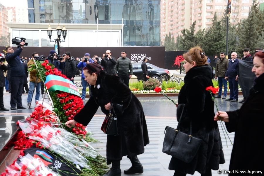 Azərbaycan ictimaiyyəti Xocalı soyqırımı qurbanlarının xatirəsini yad edir (FOTO)