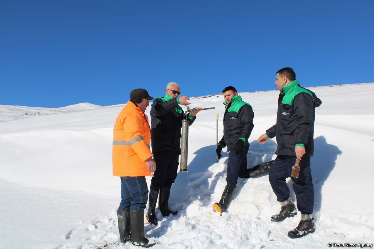 Yüksək dağlıq ərazilərdə qarölçmə işləri aparılır (FOTO)