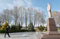 Prezident İlham Əliyev Qazaxda ulu öndər Heydər Əliyevin abidəsini ziyarət edib (FOTO)