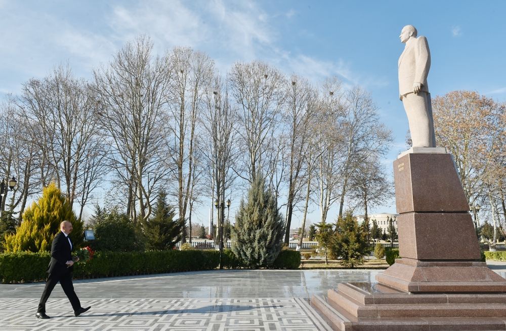 Prezident İlham Əliyev Qazaxda ulu öndər Heydər Əliyevin abidəsini ziyarət edib (FOTO)