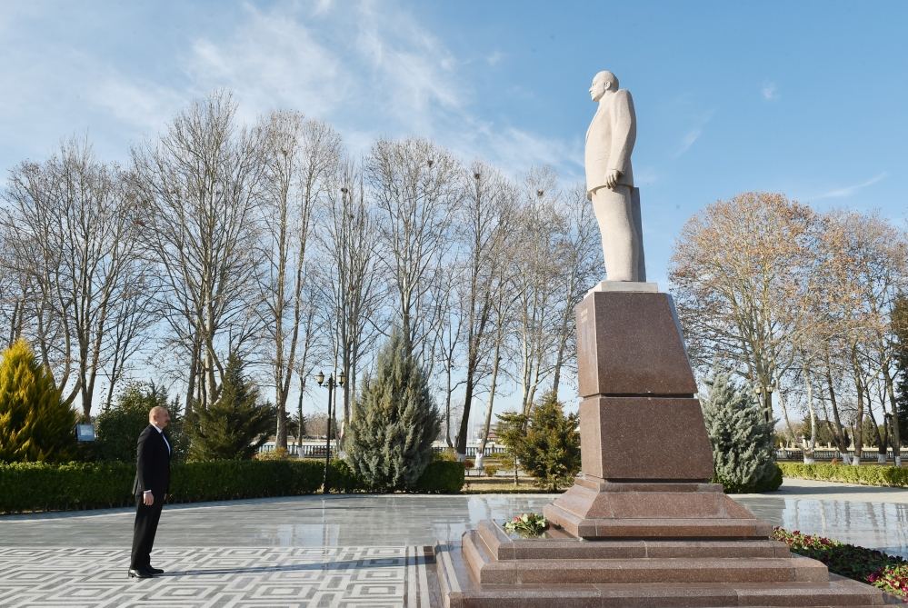 Prezident İlham Əliyev Qazaxda ulu öndər Heydər Əliyevin abidəsini ziyarət edib (FOTO)