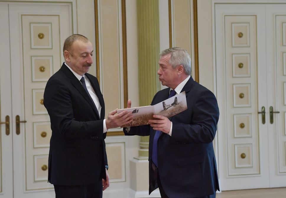 Rostov vilayətinin qubernatoru Prezident İlham Əliyevə ulu öndər Heydər Əliyevin “Sambek yüksəklikləri” abidəsinin açılışındakı iştirakının videoyazısına həsr olunan xatirə albomunu təqdim edib (VİDEO)