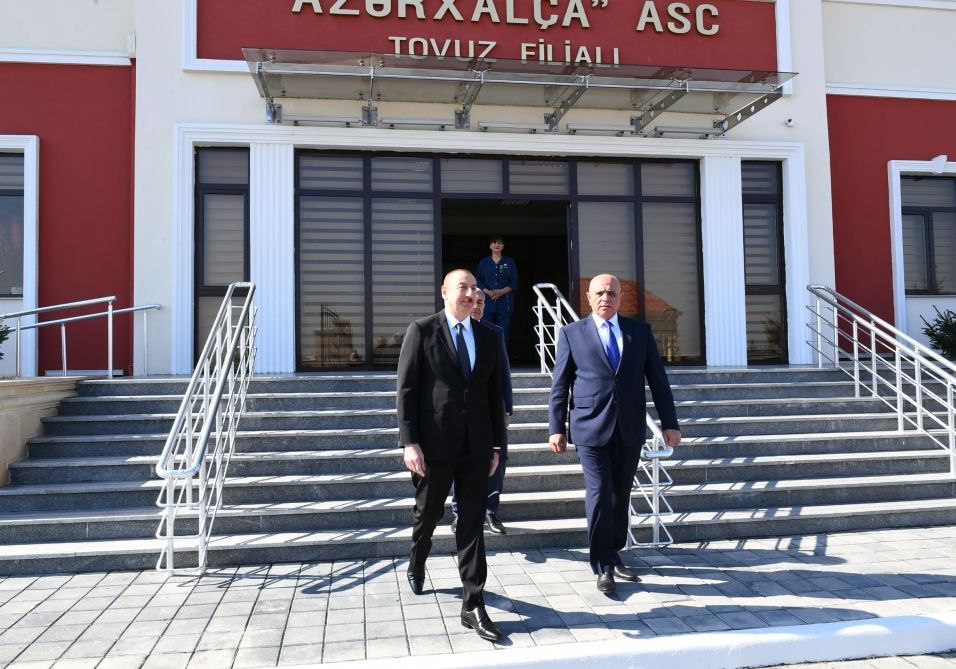 Prezident İlham Əliyev “Azərxalça” ASC-nin Tovuz filialının fəaliyyəti ilə tanış olub (FOTO) (YENİLƏNİB)