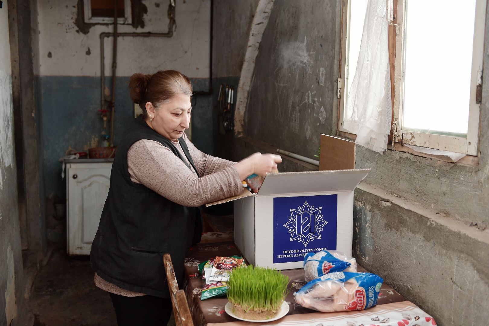 Heydər Əliyev Fondu ünvanlı sosial yardım alan ailələrə Novruz sovqatları paylayıb (FOTO)