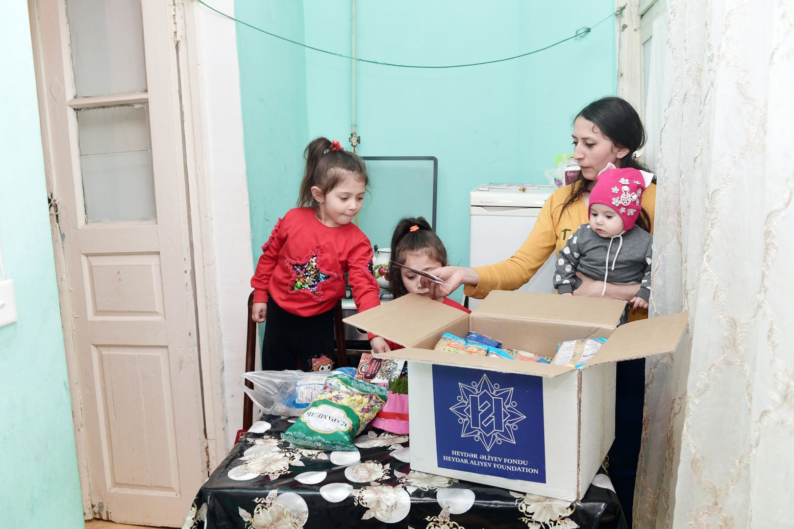 Heydər Əliyev Fondu ünvanlı sosial yardım alan ailələrə Novruz sovqatları paylayıb (FOTO)