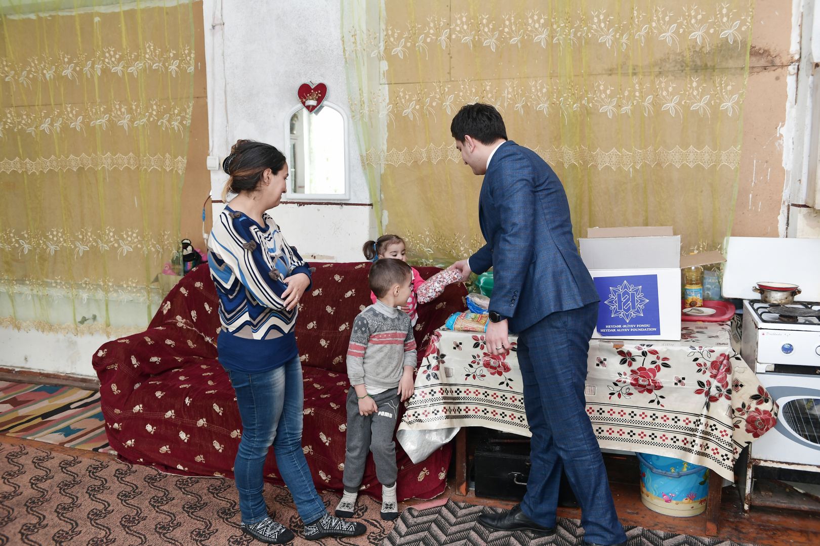 Heydər Əliyev Fondu ünvanlı sosial yardım alan ailələrə Novruz sovqatları paylayıb (FOTO)