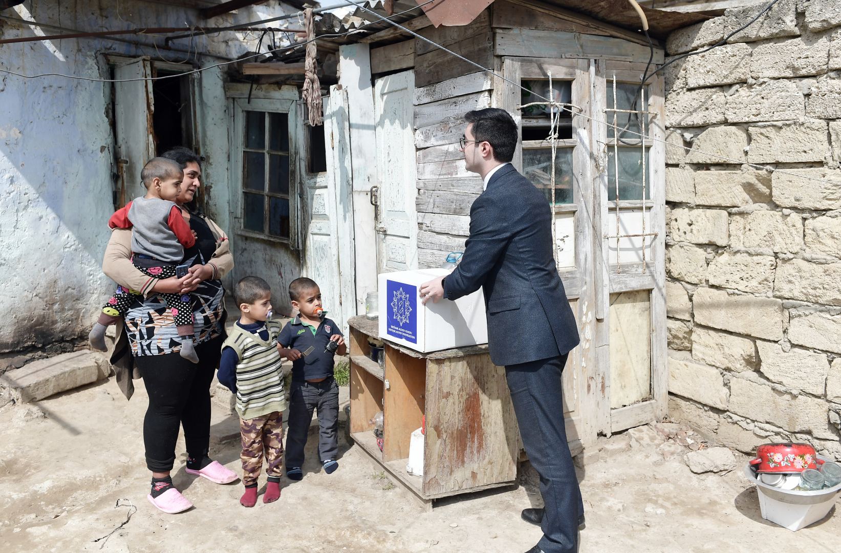 Heydər Əliyev Fondu ünvanlı sosial yardım alan ailələrə Novruz sovqatları paylayıb (FOTO)
