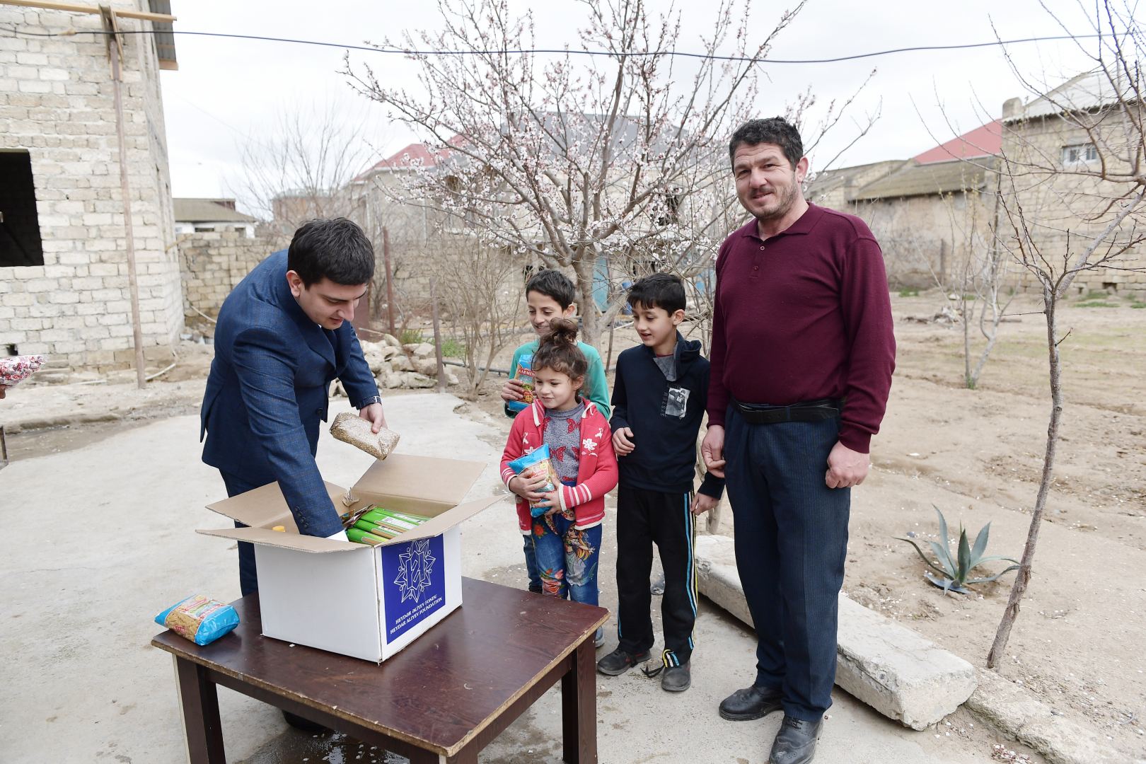 Heydər Əliyev Fondu ünvanlı sosial yardım alan ailələrə Novruz sovqatları paylayıb (FOTO)