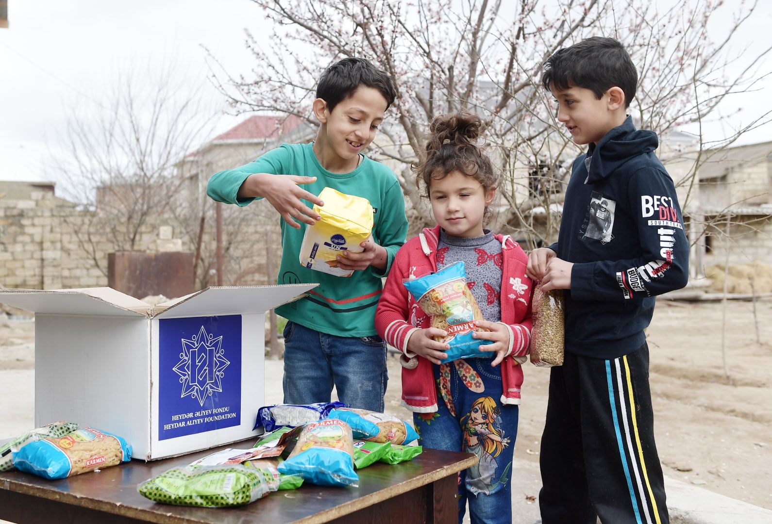 Heydər Əliyev Fondu ünvanlı sosial yardım alan ailələrə Novruz sovqatları paylayıb (FOTO)