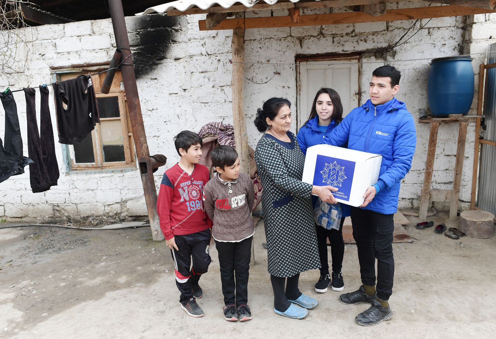 Heydər Əliyev Fondu ünvanlı sosial yardım alan ailələrə Novruz sovqatları paylayıb (FOTO)