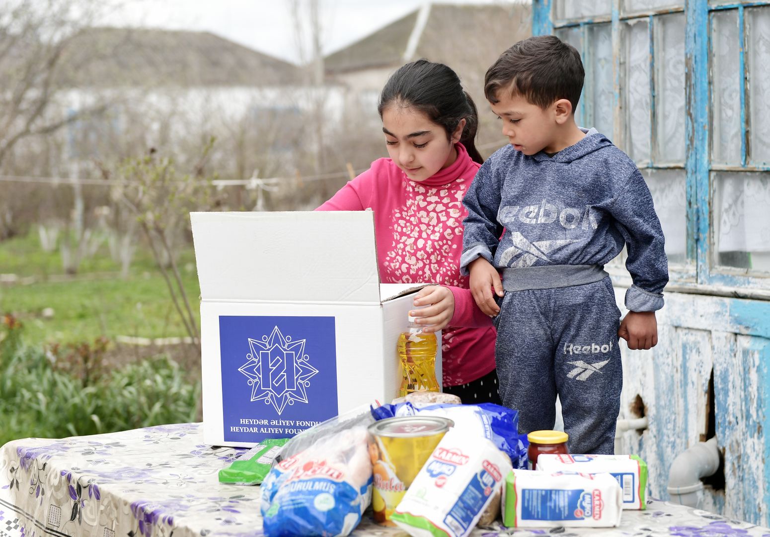 Heydər Əliyev Fondu ünvanlı sosial yardım alan ailələrə Novruz sovqatları paylayıb (FOTO)
