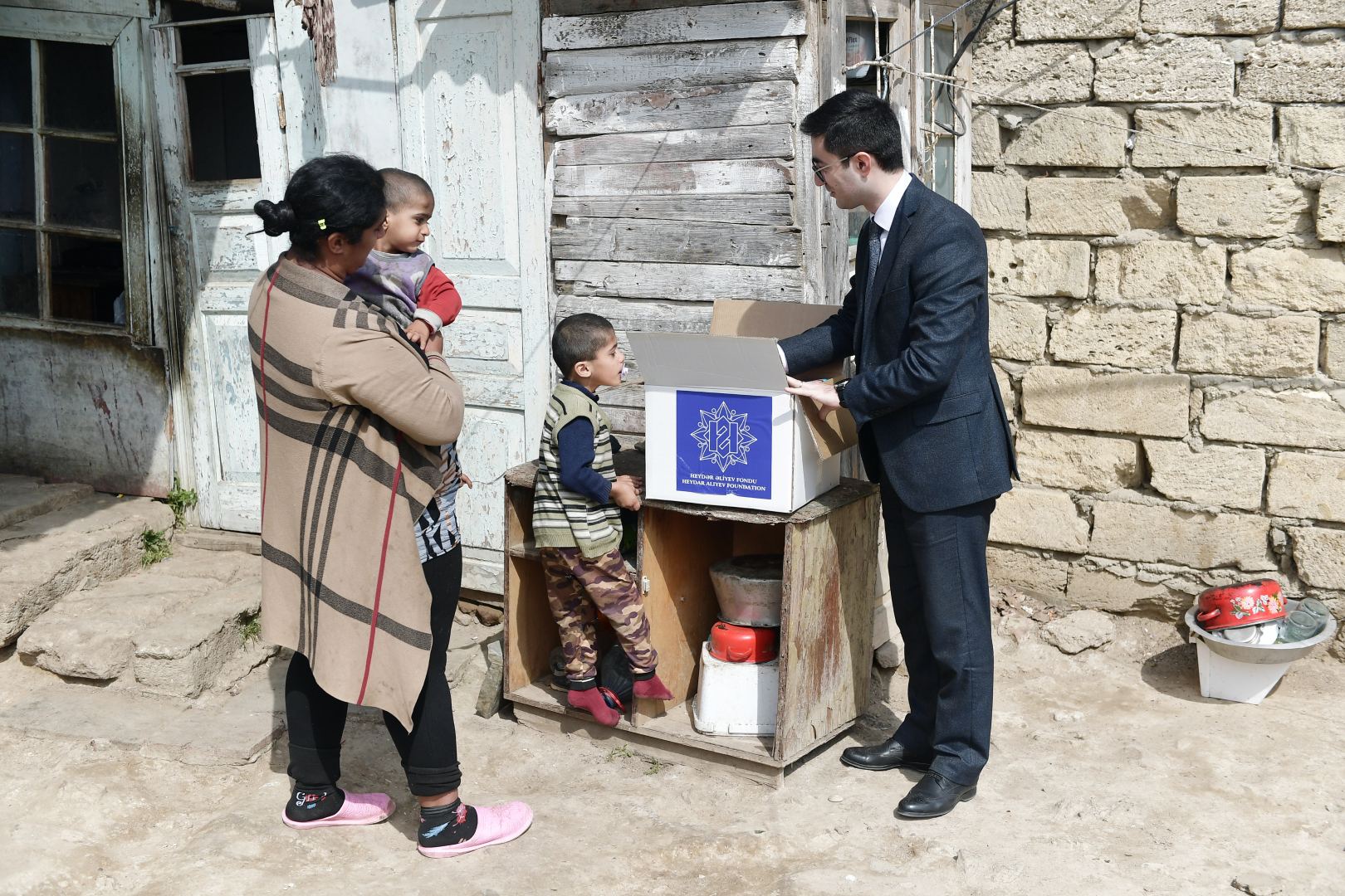 Heydər Əliyev Fondu ünvanlı sosial yardım alan ailələrə Novruz sovqatları paylayıb (FOTO)