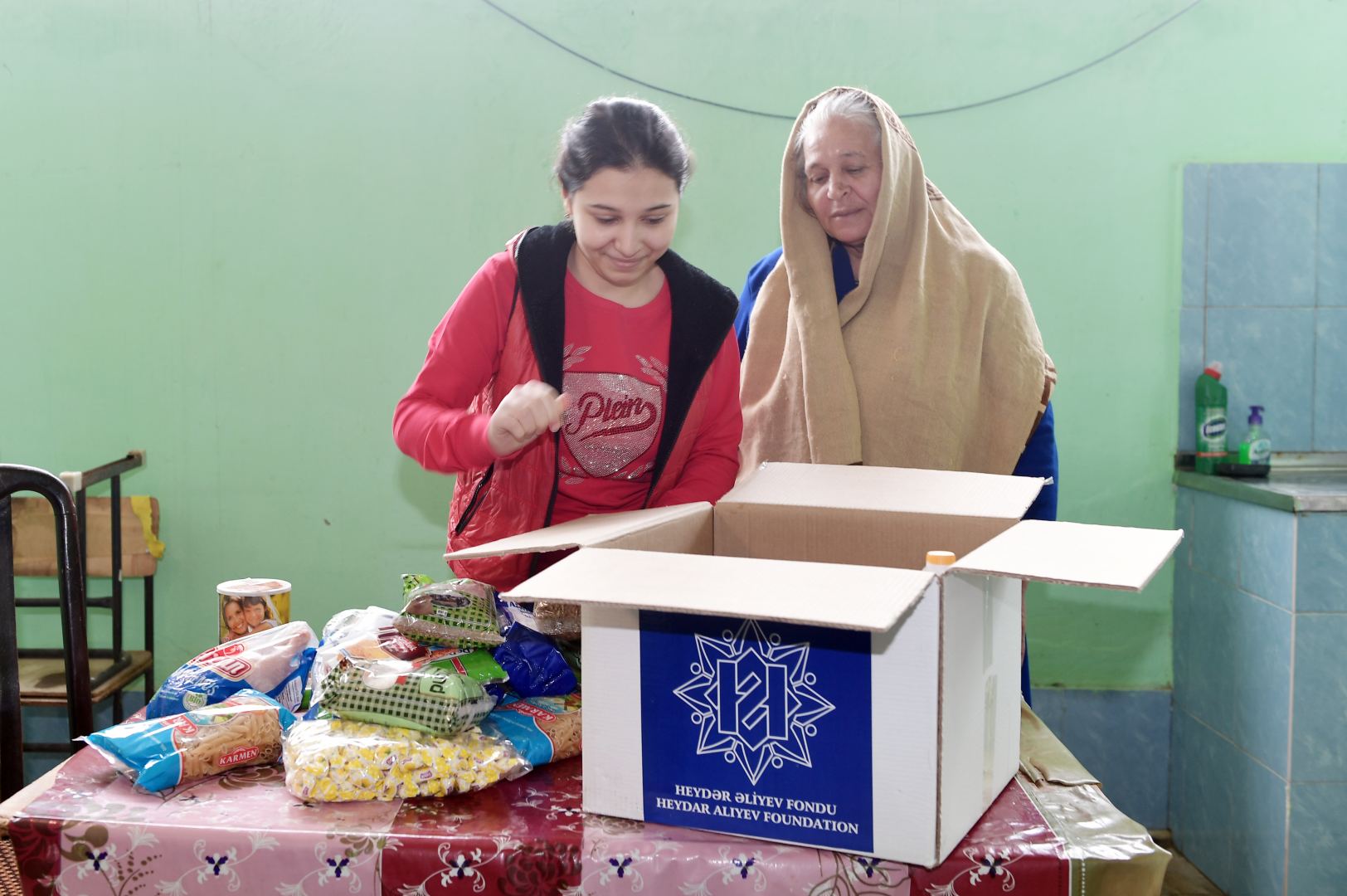 Heydər Əliyev Fondu ünvanlı sosial yardım alan ailələrə Novruz sovqatları paylayıb (FOTO)