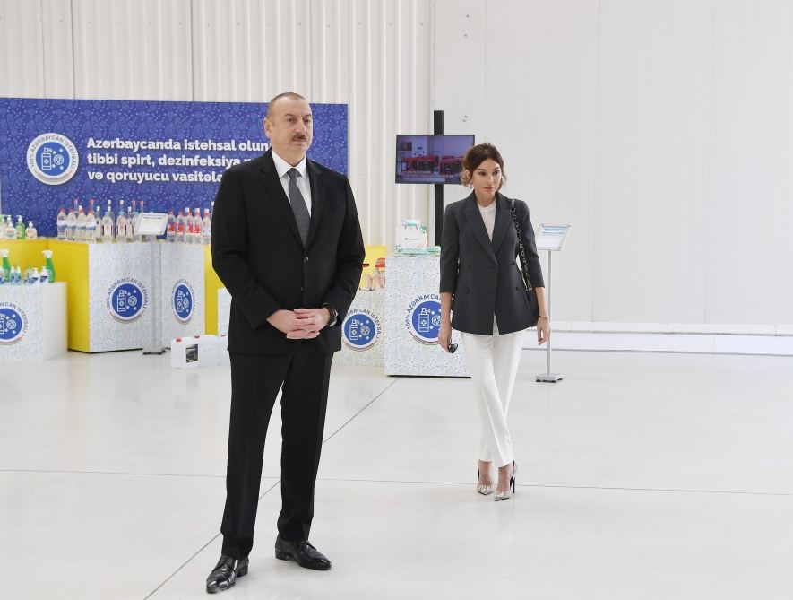 Prezident İlham Əliyev və birinci xanım Mehriban Əliyeva Sumqayıt Kimya Sənaye Parkında tibbi maska istehsalı müəssisəsinin açılışında iştirak ediblər (FOTO/VİDEO) (YENİLƏNİB)