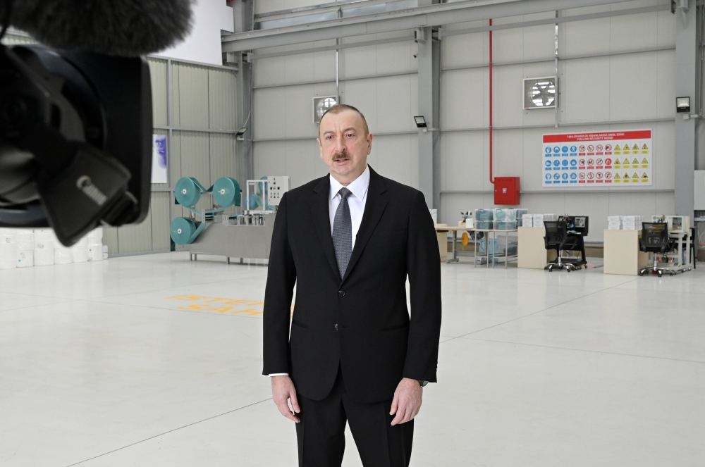 Prezident İlham Əliyev və birinci xanım Mehriban Əliyeva Sumqayıt Kimya Sənaye Parkında tibbi maska istehsalı müəssisəsinin açılışında iştirak ediblər (FOTO/VİDEO) (YENİLƏNİB)