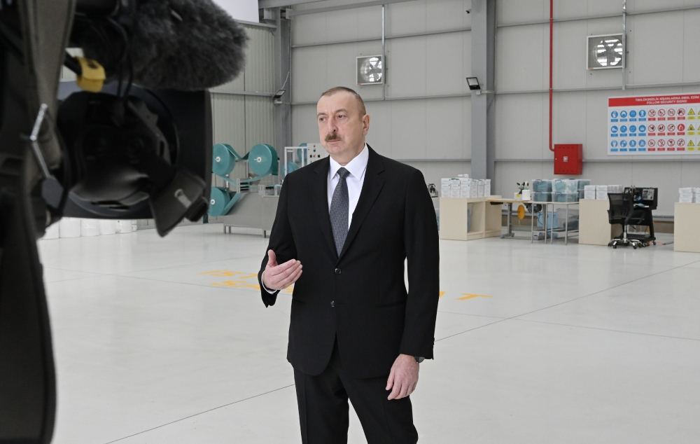 Prezident İlham Əliyev və birinci xanım Mehriban Əliyeva Sumqayıt Kimya Sənaye Parkında tibbi maska istehsalı müəssisəsinin açılışında iştirak ediblər (FOTO/VİDEO) (YENİLƏNİB)