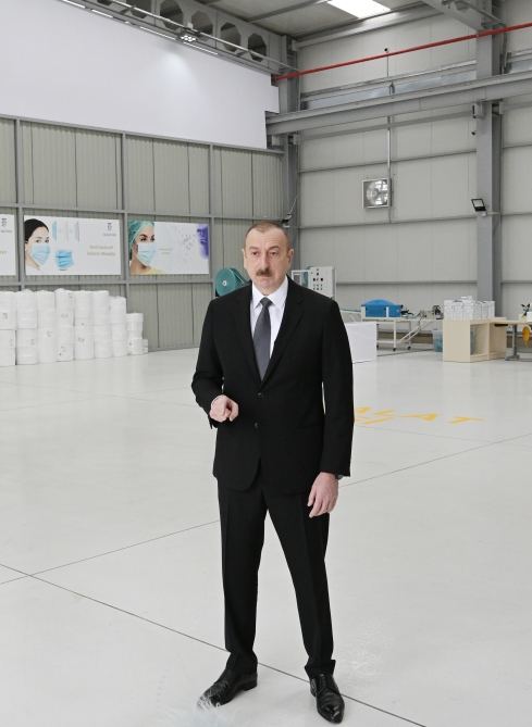 Prezident İlham Əliyev və birinci xanım Mehriban Əliyeva Sumqayıt Kimya Sənaye Parkında tibbi maska istehsalı müəssisəsinin açılışında iştirak ediblər (FOTO/VİDEO) (YENİLƏNİB)