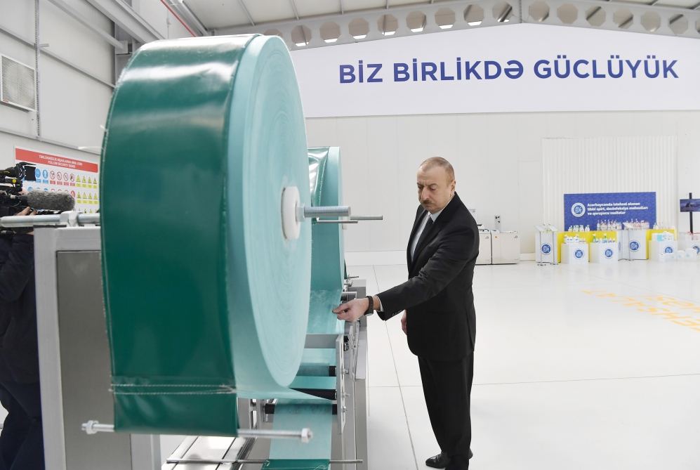 Prezident İlham Əliyev və birinci xanım Mehriban Əliyeva Sumqayıt Kimya Sənaye Parkında tibbi maska istehsalı müəssisəsinin açılışında iştirak ediblər (FOTO/VİDEO) (YENİLƏNİB)