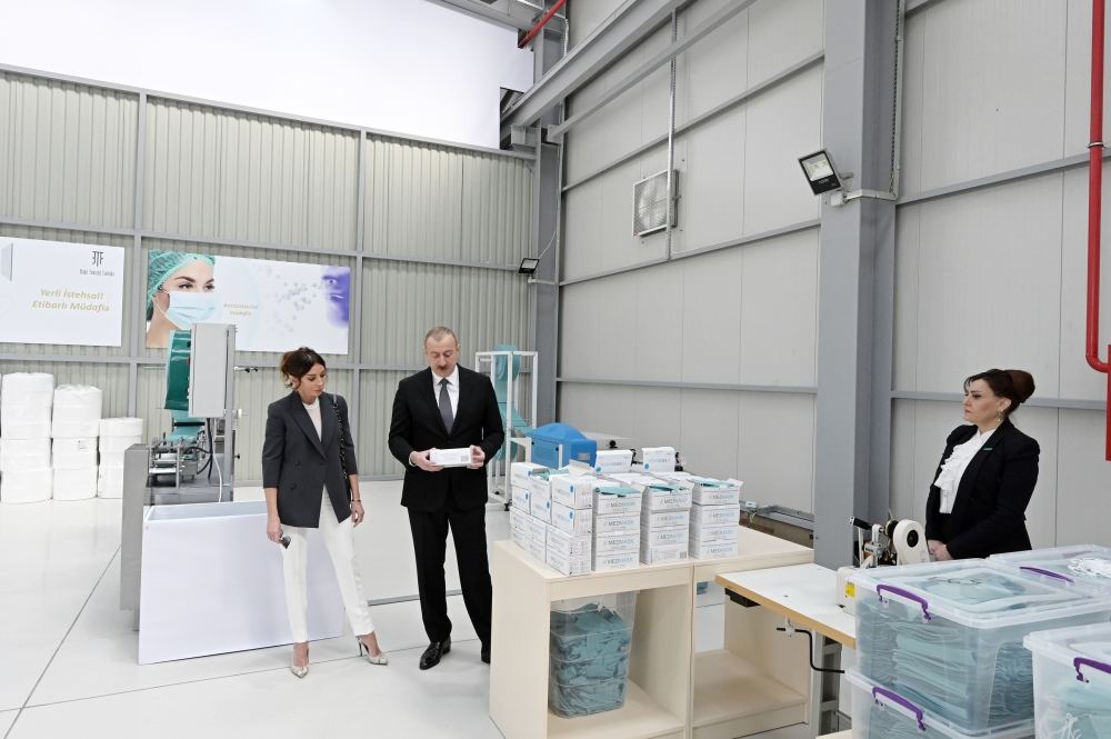 Prezident İlham Əliyev və birinci xanım Mehriban Əliyeva Sumqayıt Kimya Sənaye Parkında tibbi maska istehsalı müəssisəsinin açılışında iştirak ediblər (FOTO/VİDEO) (YENİLƏNİB)
