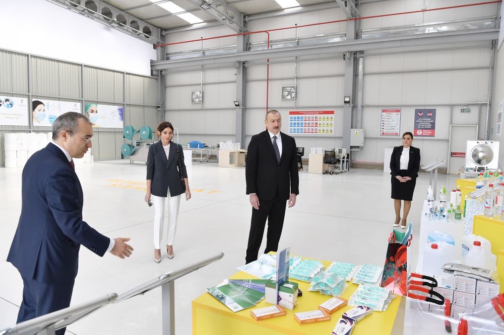 Prezident İlham Əliyev və birinci xanım Mehriban Əliyeva Sumqayıt Kimya Sənaye Parkında tibbi maska istehsalı müəssisəsinin açılışında iştirak ediblər (FOTO/VİDEO) (YENİLƏNİB)