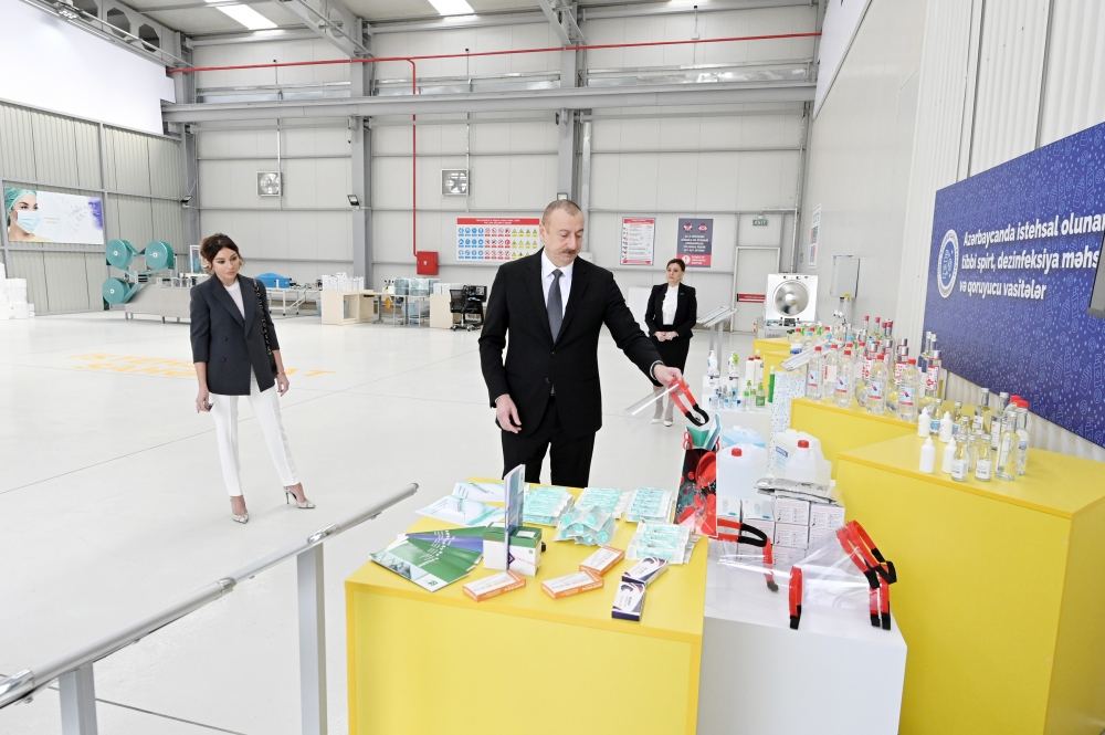 Prezident İlham Əliyev və birinci xanım Mehriban Əliyeva Sumqayıt Kimya Sənaye Parkında tibbi maska istehsalı müəssisəsinin açılışında iştirak ediblər (FOTO/VİDEO) (YENİLƏNİB)