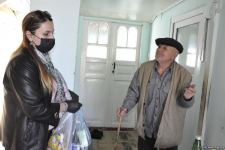 Deputat Sevil Mikayılova aztəminatlı ailələrə və tənha yaşayan şəxslərə ərzaq yardımı edib (FOTO)