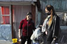 Deputat Sevil Mikayılova aztəminatlı ailələrə və tənha yaşayan şəxslərə ərzaq yardımı edib (FOTO)