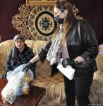 Deputat Sevil Mikayılova aztəminatlı ailələrə və tənha yaşayan şəxslərə ərzaq yardımı edib (FOTO)