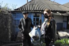 Deputat Sevil Mikayılova aztəminatlı ailələrə və tənha yaşayan şəxslərə ərzaq yardımı edib (FOTO)
