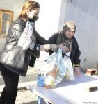 Deputat Sevil Mikayılova aztəminatlı ailələrə və tənha yaşayan şəxslərə ərzaq yardımı edib (FOTO)