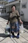 Deputat Sevil Mikayılova aztəminatlı ailələrə və tənha yaşayan şəxslərə ərzaq yardımı edib (FOTO)