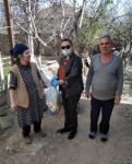 Deputat Sevil Mikayılova aztəminatlı ailələrə və tənha yaşayan şəxslərə ərzaq yardımı edib (FOTO)