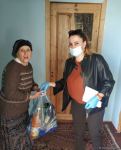 Deputat Sevil Mikayılova aztəminatlı ailələrə və tənha yaşayan şəxslərə ərzaq yardımı edib (FOTO)