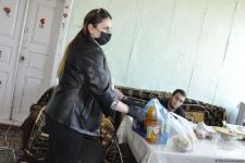 Deputat Sevil Mikayılova aztəminatlı ailələrə və tənha yaşayan şəxslərə ərzaq yardımı edib (FOTO)