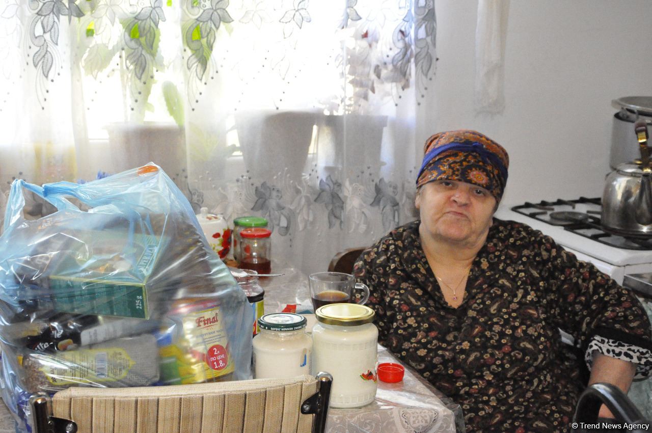 Deputat Sevil Mikayılova aztəminatlı ailələrə və tənha yaşayan şəxslərə ərzaq yardımı edib (FOTO)