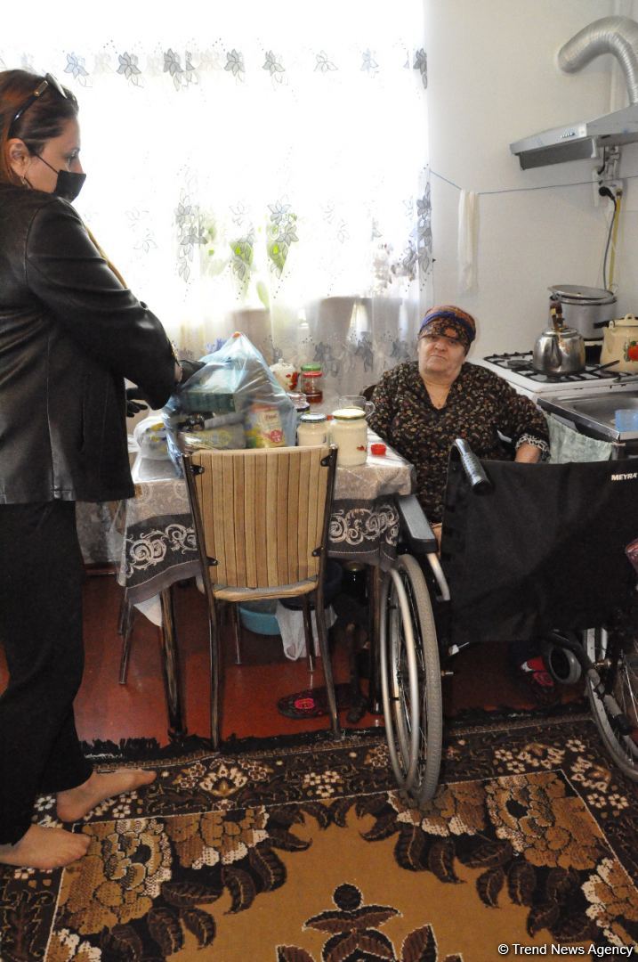 Deputat Sevil Mikayılova aztəminatlı ailələrə və tənha yaşayan şəxslərə ərzaq yardımı edib (FOTO)