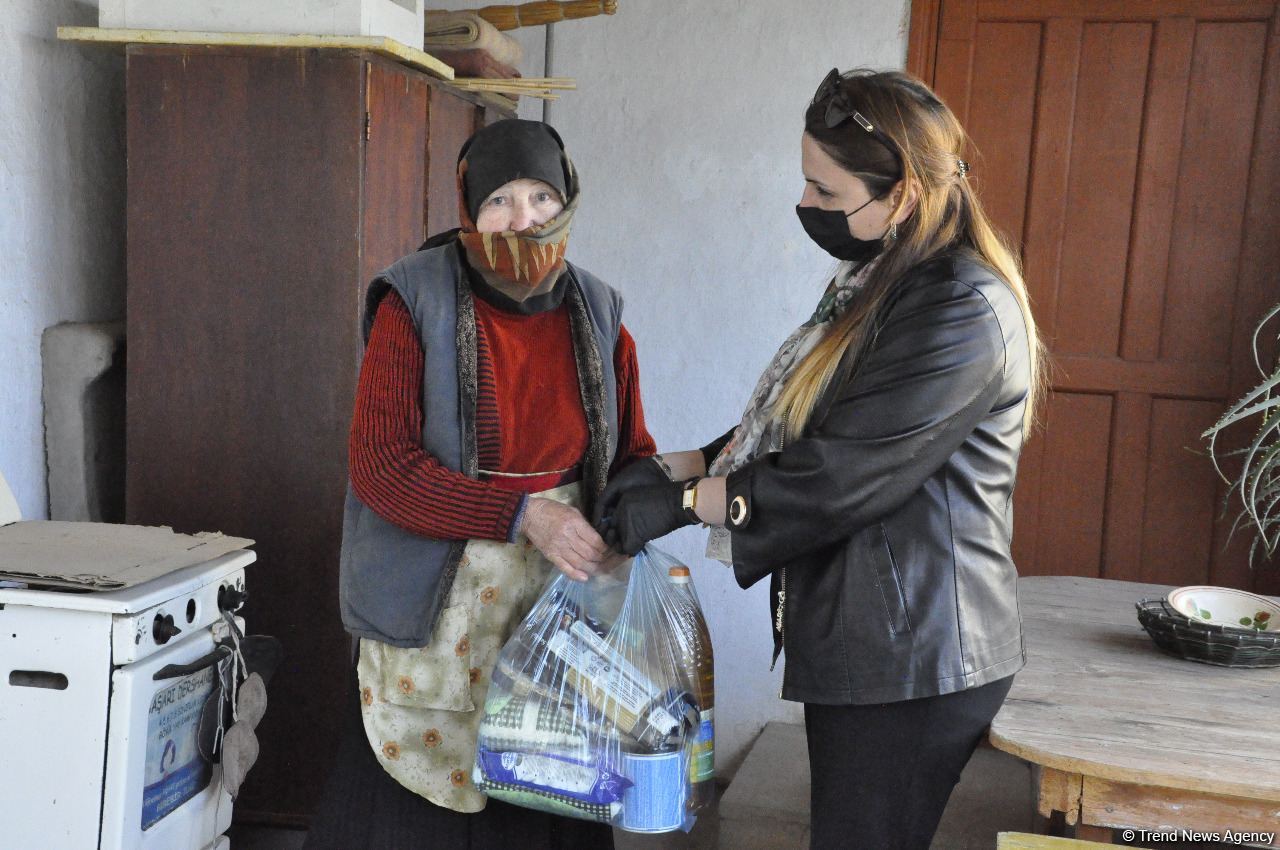 Deputat Sevil Mikayılova aztəminatlı ailələrə və tənha yaşayan şəxslərə ərzaq yardımı edib (FOTO)