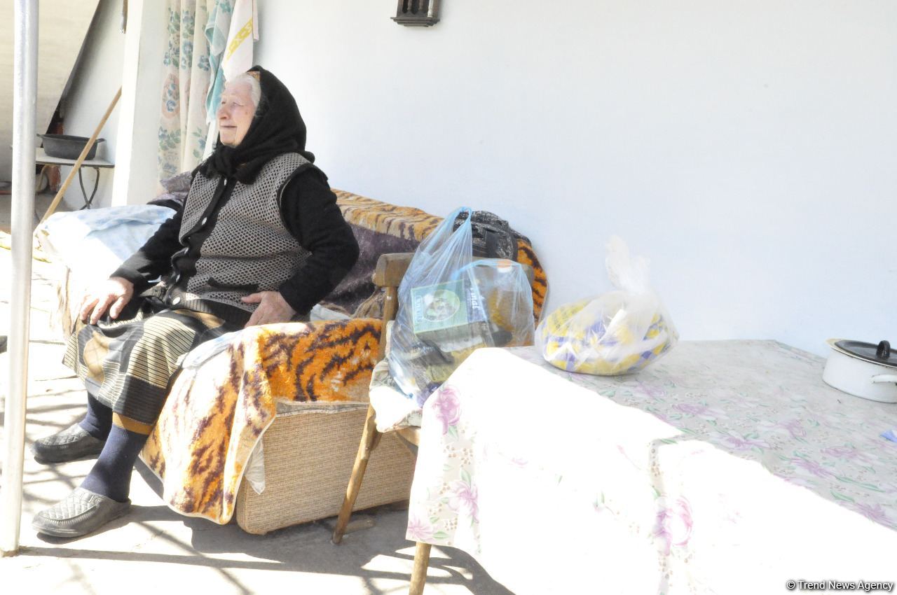 Deputat Sevil Mikayılova aztəminatlı ailələrə və tənha yaşayan şəxslərə ərzaq yardımı edib (FOTO)