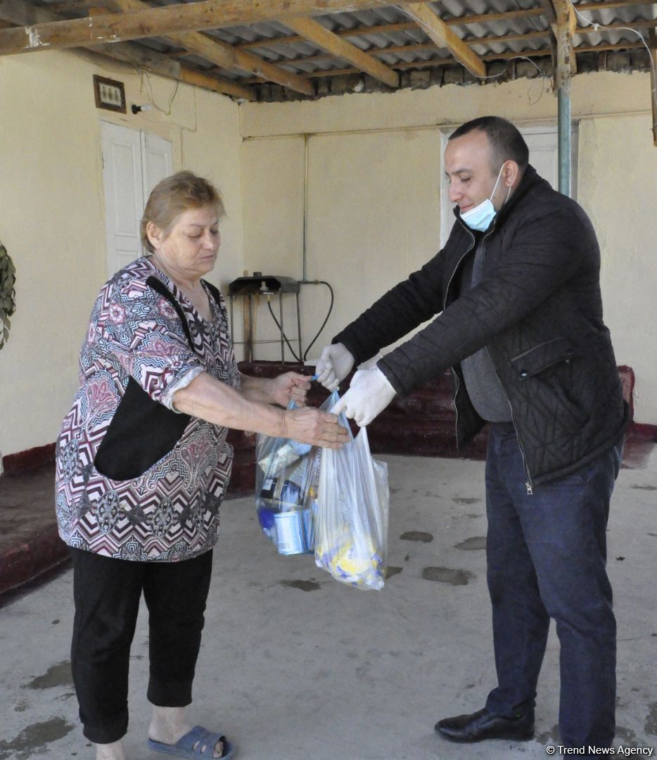 Deputat Sevil Mikayılova aztəminatlı ailələrə və tənha yaşayan şəxslərə ərzaq yardımı edib (FOTO)
