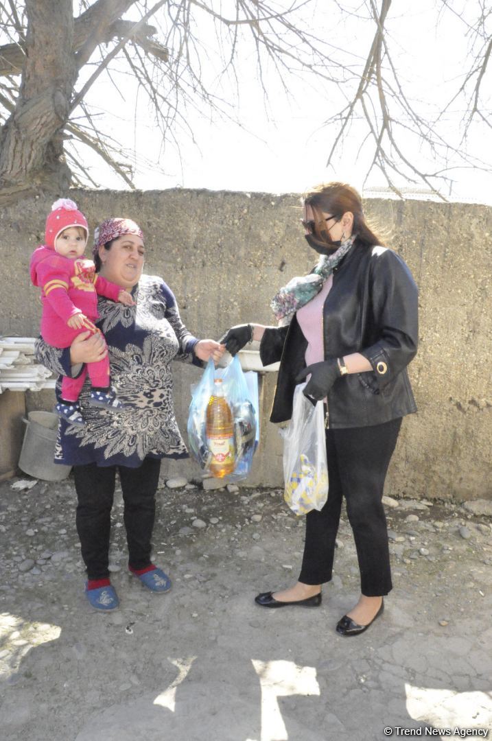 Deputat Sevil Mikayılova aztəminatlı ailələrə və tənha yaşayan şəxslərə ərzaq yardımı edib (FOTO)