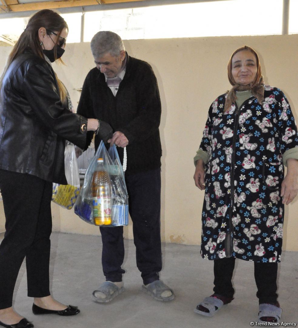 Deputat Sevil Mikayılova aztəminatlı ailələrə və tənha yaşayan şəxslərə ərzaq yardımı edib (FOTO)