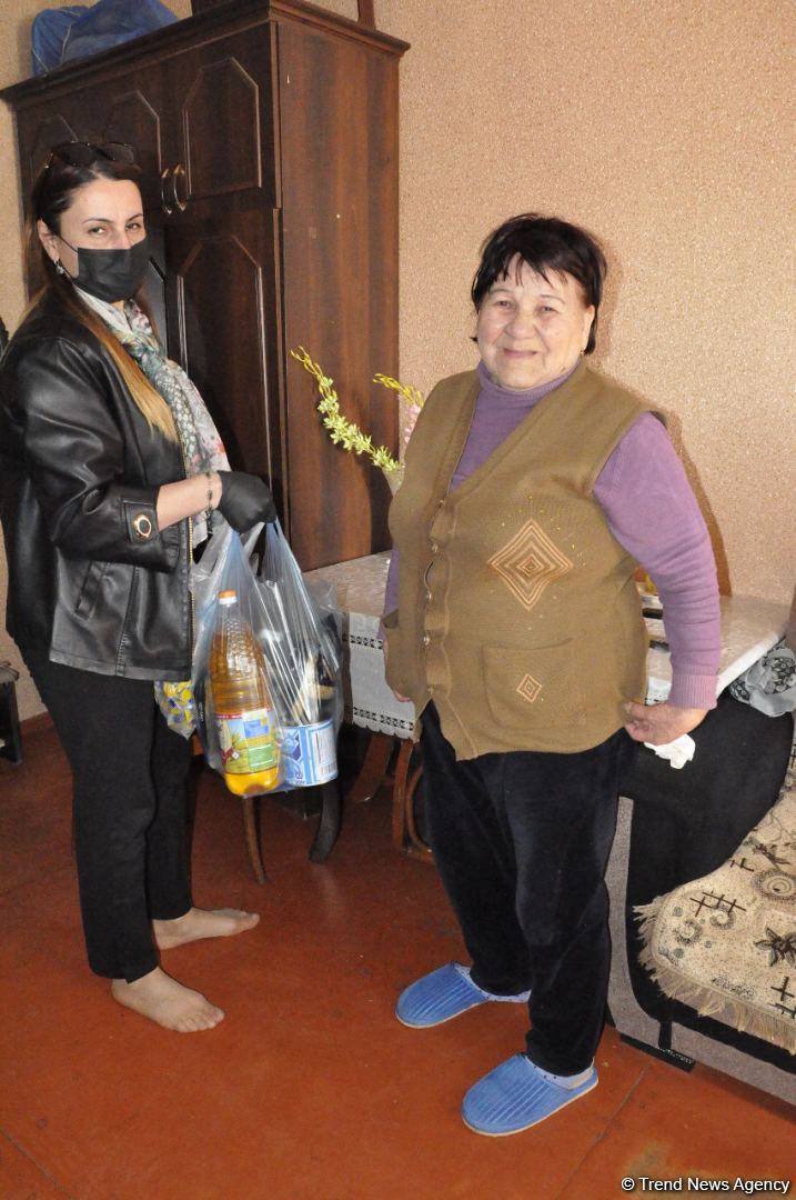 Deputat Sevil Mikayılova aztəminatlı ailələrə və tənha yaşayan şəxslərə ərzaq yardımı edib (FOTO)