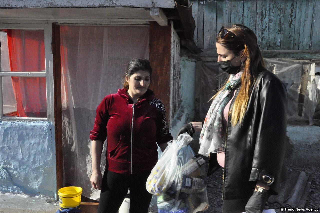 Deputat Sevil Mikayılova aztəminatlı ailələrə və tənha yaşayan şəxslərə ərzaq yardımı edib (FOTO)