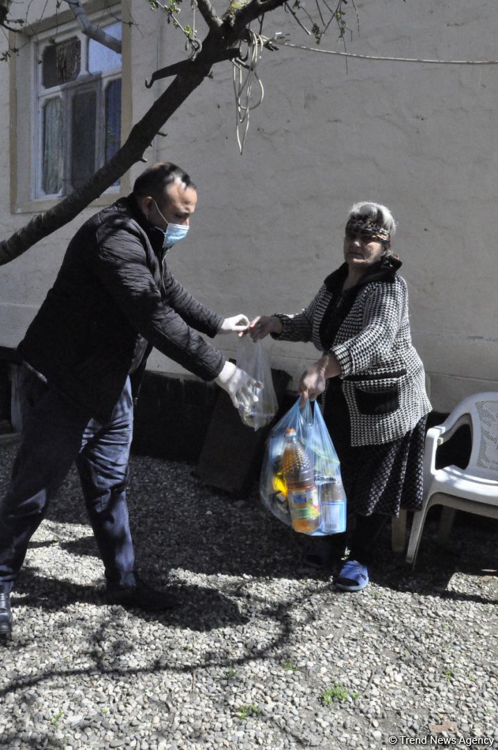 Deputat Sevil Mikayılova aztəminatlı ailələrə və tənha yaşayan şəxslərə ərzaq yardımı edib (FOTO)