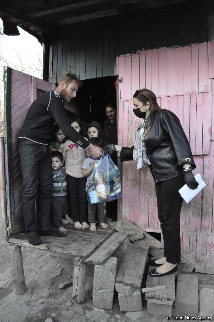 Deputat Sevil Mikayılova aztəminatlı ailələrə və tənha yaşayan şəxslərə ərzaq yardımı edib (FOTO)