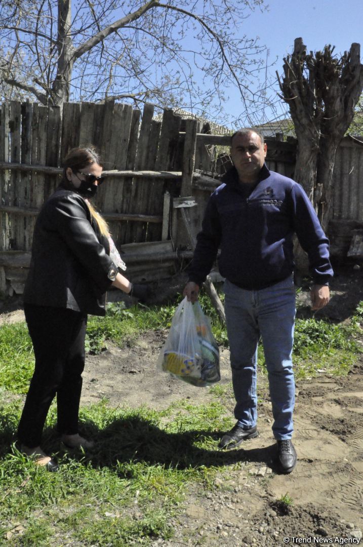 Deputat Sevil Mikayılova aztəminatlı ailələrə və tənha yaşayan şəxslərə ərzaq yardımı edib (FOTO)