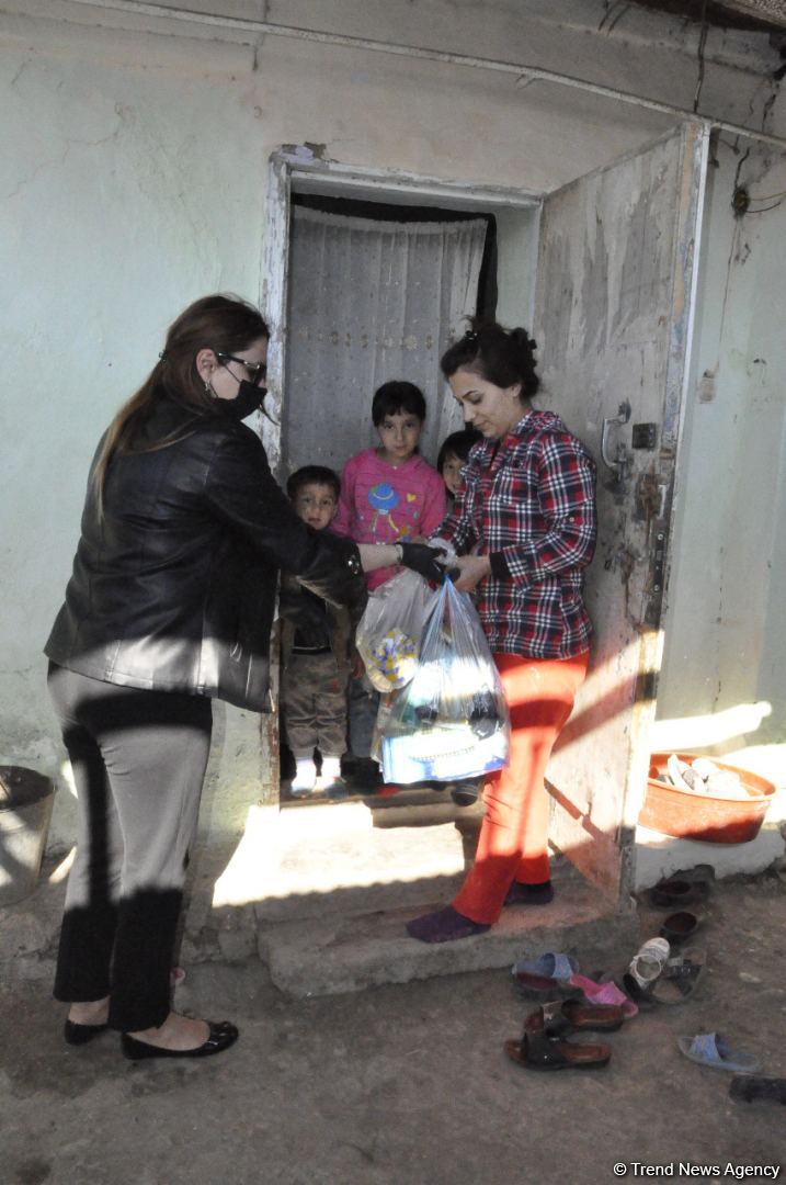 Deputat Sevil Mikayılova aztəminatlı ailələrə və tənha yaşayan şəxslərə ərzaq yardımı edib (FOTO)
