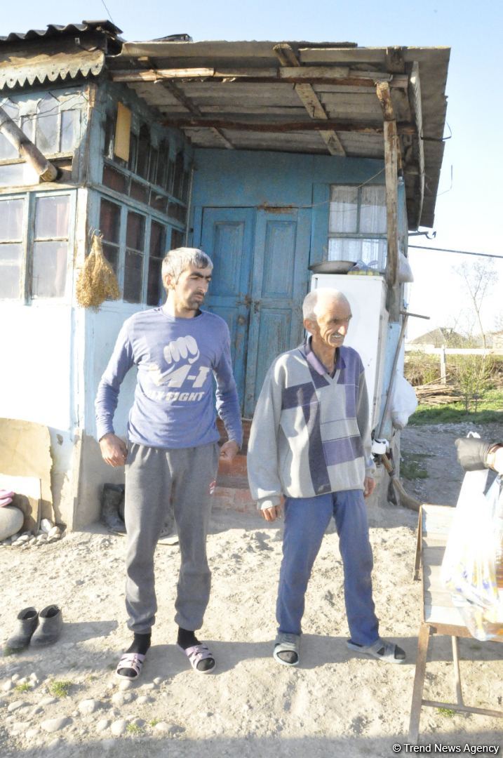 Deputat Sevil Mikayılova aztəminatlı ailələrə və tənha yaşayan şəxslərə ərzaq yardımı edib (FOTO)